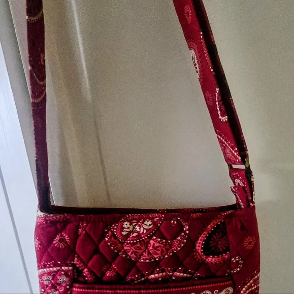 Vera Bradley Bundle: Red Paisley Quilted Shoulder Bag, Pen Set And Scrunchies - Picture 5 of 6